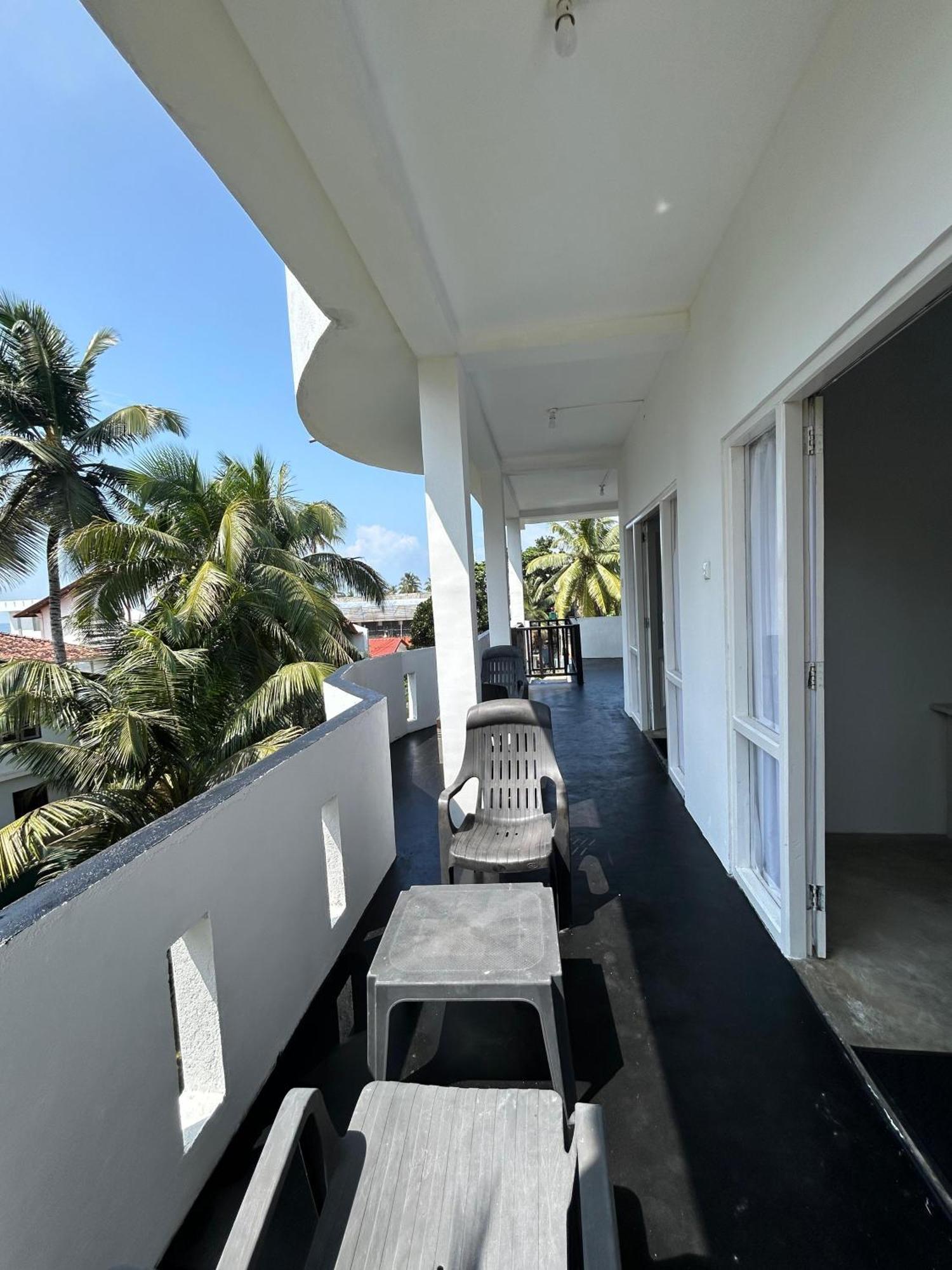 Auberge de jeunesse White House & Sea Food Restaurant à Hikkaduwa Extérieur photo